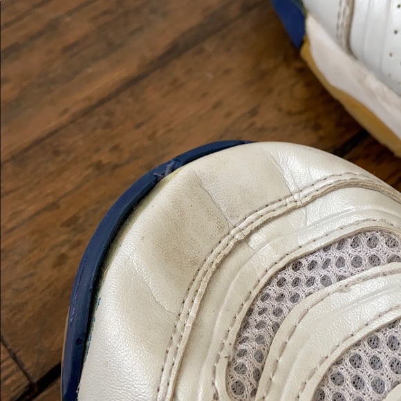 Mizuno Volleyball Shoes woman’s Size 10 - Picture 8 of 8